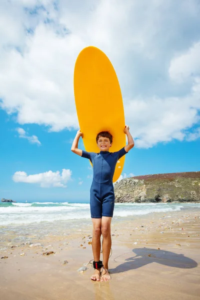 Porträtt Stilig Pojke Stå Med Orange Surfbräda Över Huvudet Sand — Stockfoto