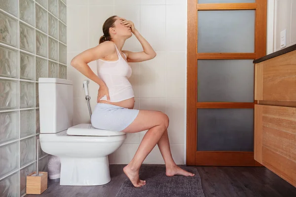 Mujer Embarazada Con Problemas Espalda Sentarse Inodoro Casa —  Fotos de Stock