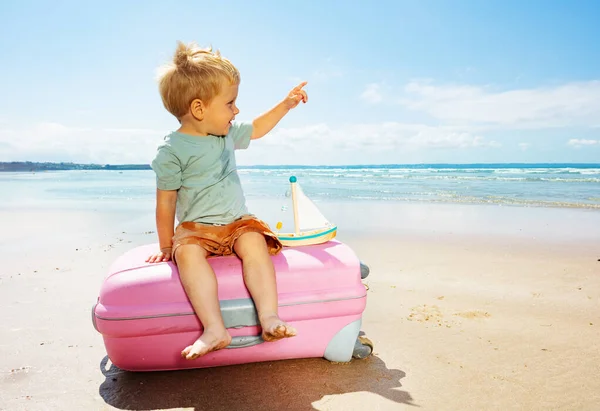 Bambino Giocare Sedersi Una Valigia Sulla Spiaggia Vacanze Giocando Con — Foto Stock