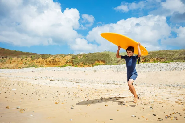 Glad Liten Pojke Med Surfbräda Springa Till Havet Sandstranden — Stockfoto