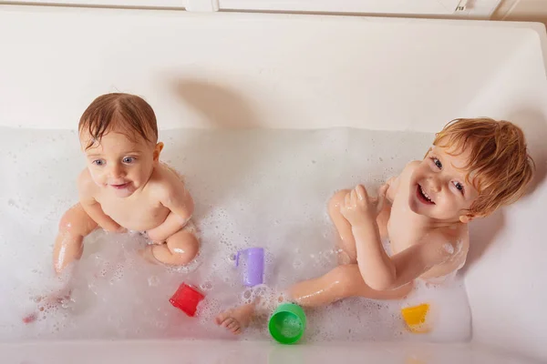 Två Syskon Leker Badet Hemma Tillsammans Med Leksaker Och Bubblor — Stockfoto