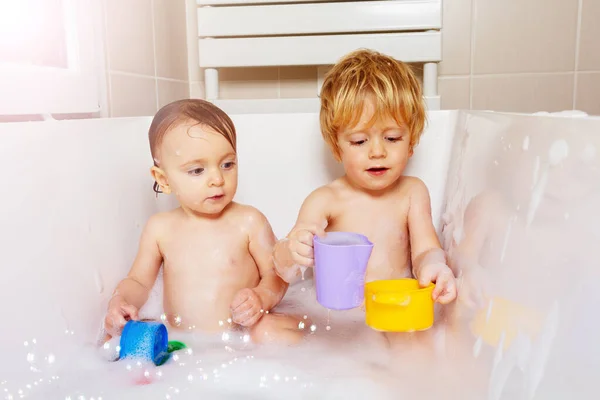 Zwei Kleine Jungen Mädchen Spielen Der Badewanne Mit Wasser Und — Stockfoto