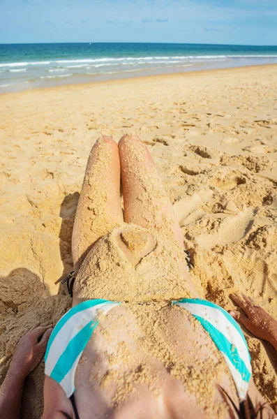 해변에 모래로 만들어 모양을 임산부의 — 스톡 사진