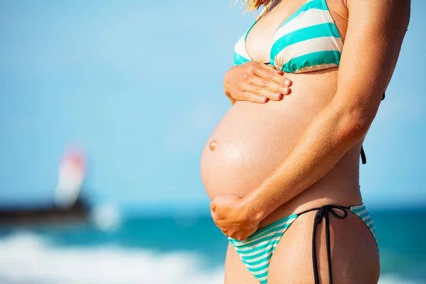 Immagine Ravvicinata Della Pancia Della Donna Incinta Sopra Faro Mare — Foto Stock