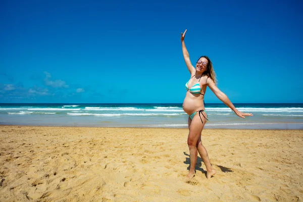 Glad Avslappnad Dans Och Poserar Månader Gravid Kvinna Sandstranden Sommarsemester — Stockfoto