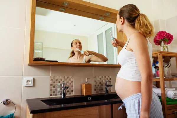 Gravid Kvinna Borsta Tänderna Med Tandborste Stående Badrummet Titta Spegeln — Stockfoto