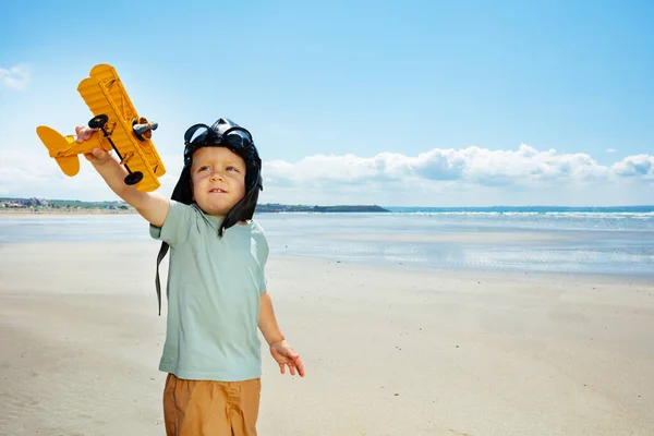 Bonito Menino Pequeno Brincar Com Modelo Avião Brinquedo Praia Areia — Fotografia de Stock