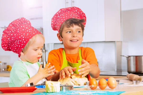 Due Bambini Felici Sbriciolano Preparano Impasto Con Mani Sorridenti Nei — Foto Stock