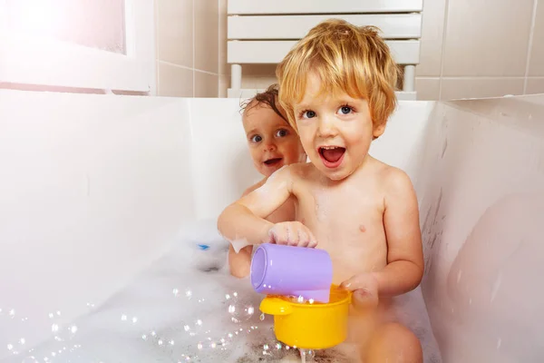 Dos Pequeños Bebés Juegan Con Burbujas Jabón Sentados Baño Juntos — Foto de Stock