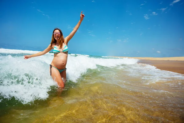 Feliz Mujer Embarazada Sonriente Saltar Divertirse Las Olas Del Mar —  Fotos de Stock