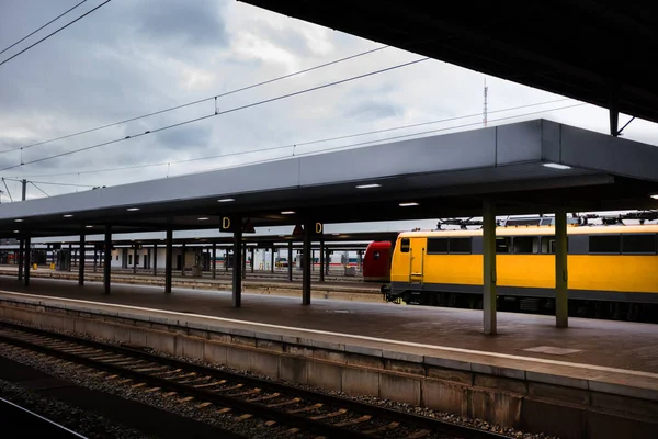 欧洲火车站的铁路月台和两台机车 — 图库照片