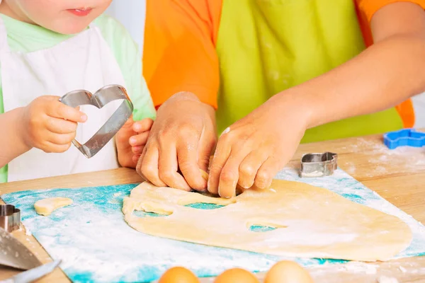 在家里厨房里 孩子们用手在面团的中心切饼干的特写镜头 — 图库照片