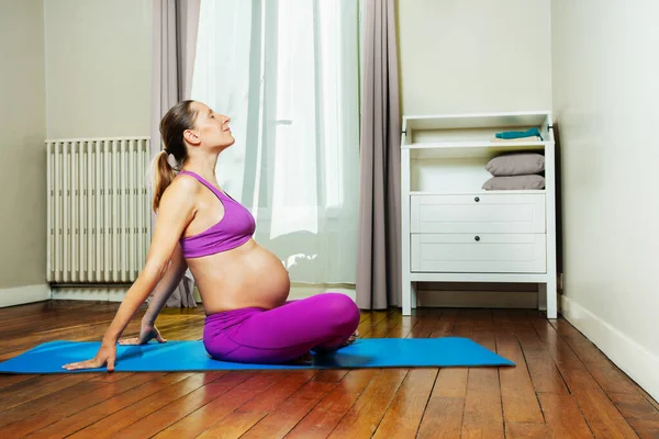 Schwangere Zukünftige Mutter Sportkleidung Sitzt Hause Auf Yogamatte Und Arbeitet — Stockfoto