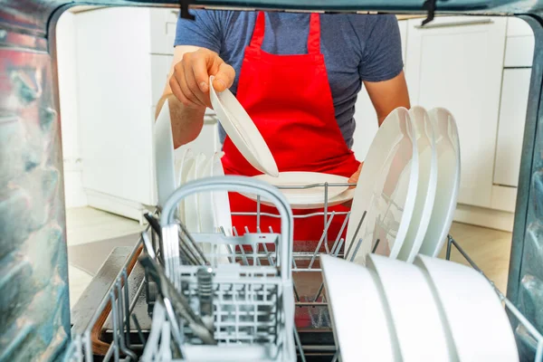 Крупним Планом Чоловік Бере Посуд Тарілки Посудомийної Машини Вид Зсередини — стокове фото