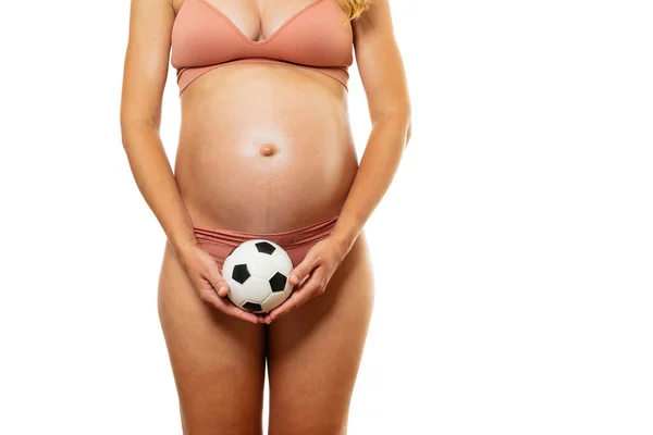 Ciężarna Kobieta Brzuch Trzymając Piłkę Nożną Spodziewa Się Chłopca Stojącego — Zdjęcie stockowe