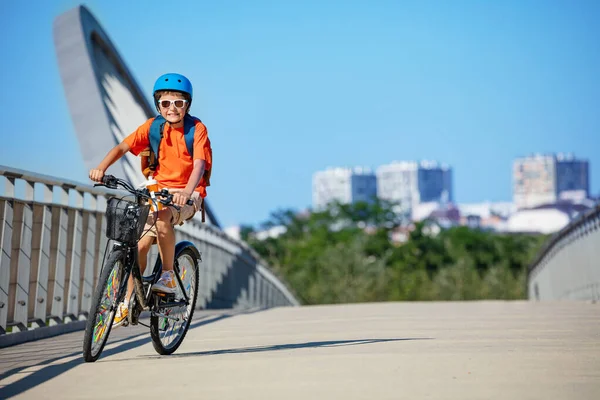 Хлопчик Їде Велосипеді Школи Рюкзаком Блакитному Шоломі Через Міст — стокове фото