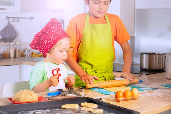 Två Barn Leka Och Laga Mat Köket Rullande Deg Med — Stockfoto