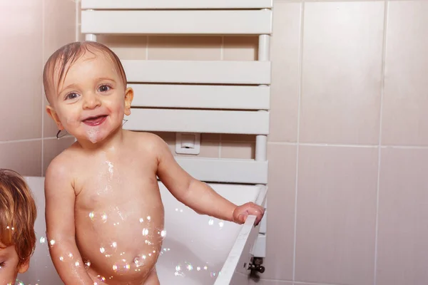 Glad Liten Flicka Leka Badet Med Såpbubblor Skratta Och Tittar — Stockfoto