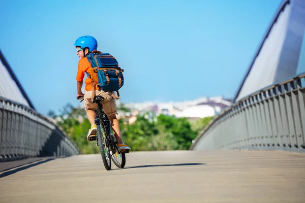 Ragazzo Bicicletta Scuola Con Zaino Casco Blu Vista Dietro — Foto Stock