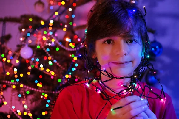 Bonito Retrato Menino Sorridente Com Luzes Guirlanda Iluminadas Sorriso Sutil — Fotografia de Stock