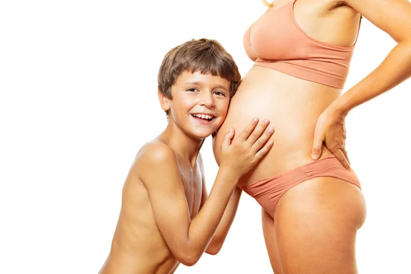 Netter Junge Mit Glücklichem Lächeln Hören Mutter Großen Schwangerschaftsbauch Wartet — Stockfoto