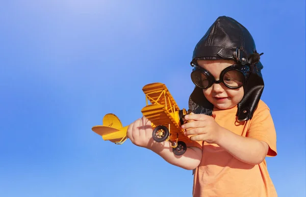 Havacılık Şapkası Google Uçağın Oyuncak Maketini Taşıyan Küçük Çocuk — Stok fotoğraf