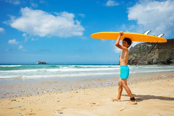 Joyeux Petit Garçon Short Marcher Regarder Caméra Tenir Planche Surf — Photo