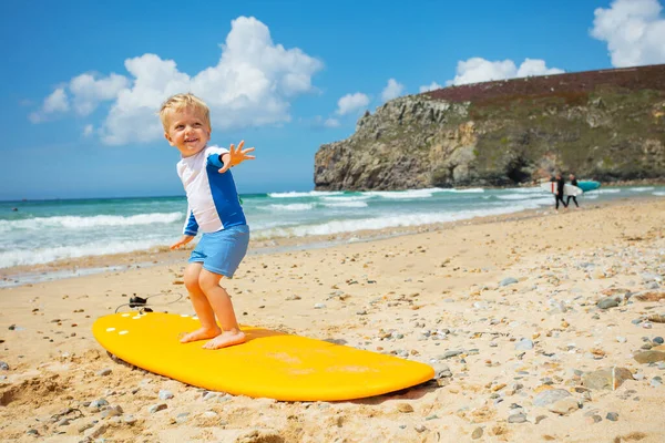 Mały Blondyn Maluch Już Ćwiczy Pozuje Balansowanie Stojąc Desce Surfingowej — Zdjęcie stockowe