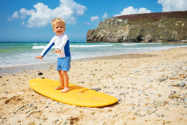 Blond Maluch Chłopiec Już Ćwiczy Stanowi Równowagę Stojąc Desce Surfingowej — Zdjęcie stockowe