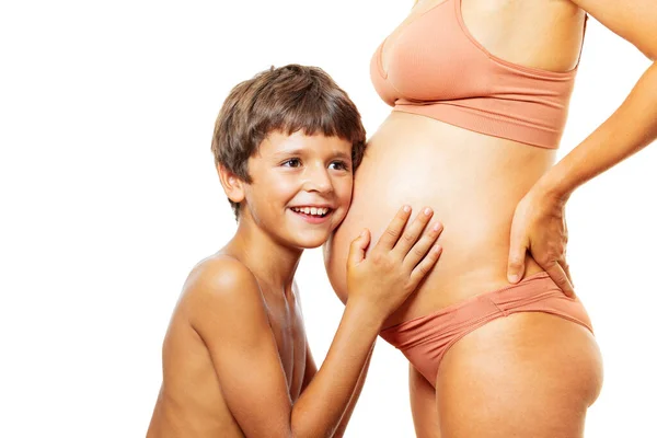 Lindo Chico Con Sonrisa Feliz Escuchar Gran Vientre Embarazada Madre —  Fotos de Stock