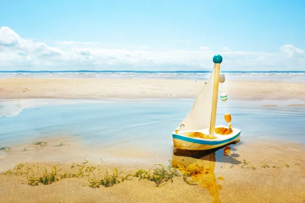 Piccolo Yacht Fai Giocattolo Vela Nella Pagaia Sulla Spiaggia Sabbia — Foto Stock