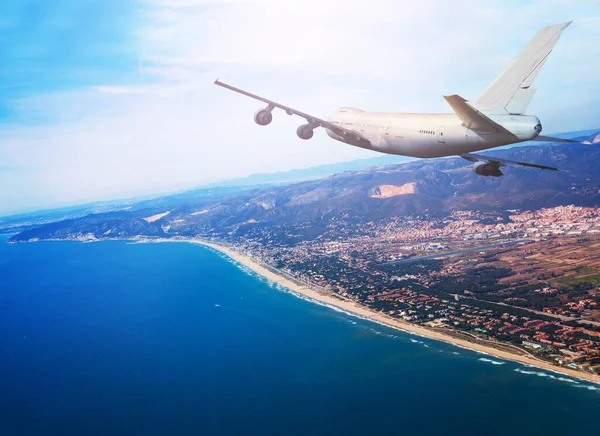 Grande Avião Jato Voar Sobre Costa Mediterrânica Vista Praia Lado — Fotografia de Stock