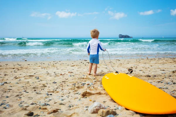 Mały Uroczy Maluch Stoi Plaży Trzymając Sznurek Surfingowy Patrzeć Morze — Zdjęcie stockowe