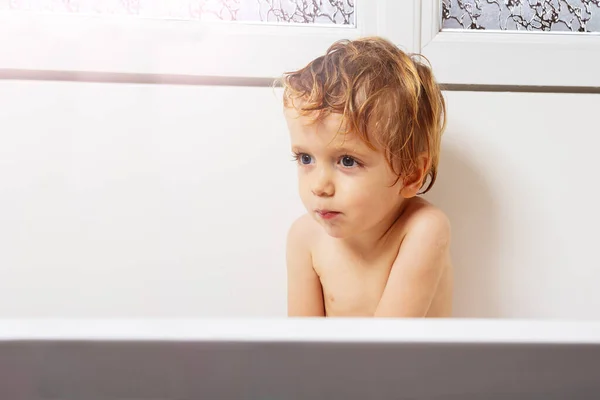 Yakışıklı Küçük Çocuk Portresi Huysuz Bakışlarla Banyoda Otur — Stok fotoğraf