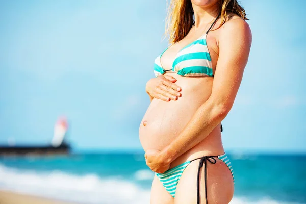 Fechar Imagem Perfil Barriga Mulher Grávida Sobre Farol Mar Fundo — Fotografia de Stock