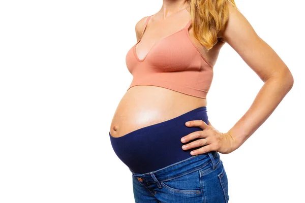 Grande Pancia Della Donna Incinta Piedi Jeans Premaman Isolato Focus — Foto Stock