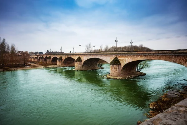 프랑스 오를레앙의 티에서 루아르강을 건너고 — 스톡 사진