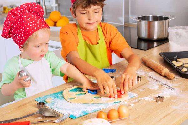 Mãos Menino Cortando Biscoitos Coração Massa Fazendo Casa Cozinha — Fotografia de Stock