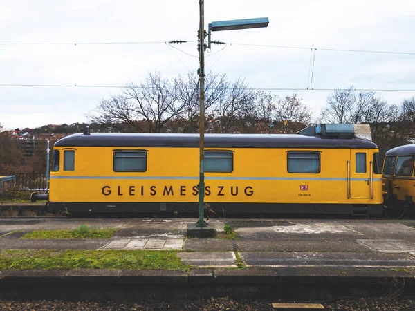 德国斯图加特 Dec 2019 斯图加特Hbf火车站铁轨轨道测量列车或Gleismesszug机车 — 图库照片
