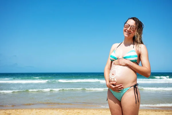 Solritning Med Solkräm Lotion Cram Gravid Kvinna Mage Hålla Magen — Stockfoto