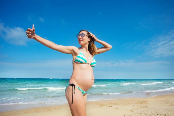 Gravid Kvinna Poserar Och Tar Selfie Med Smartphone Röra Hår — Stockfoto