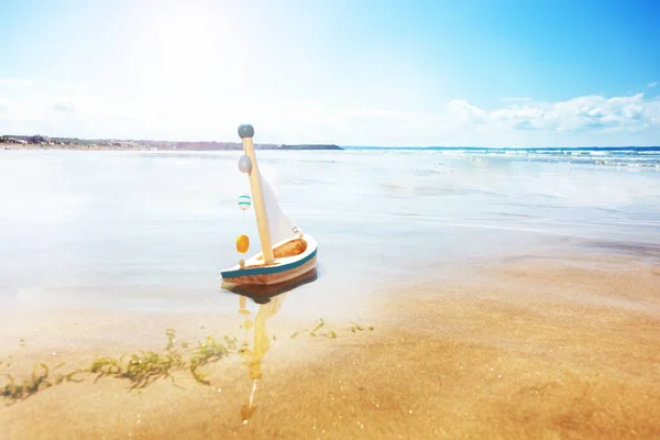Kumsaldaki Kürekte Küçük Bir Oyuncak Gemi Yatı — Stok fotoğraf