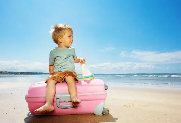 Kleiner Seemannsjunge Auf Koffer Mit Segelboot Spielzeug Strand — Stockfoto