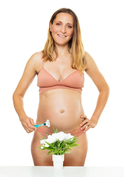 妊娠中の髭剃りの問題の概念図 かみそりを保持し ブッシュを剃ろうとしている女性 — ストック写真
