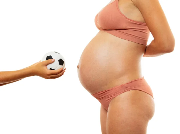 兄の概念を期待 お母さんの近くのサッカーボールと子供の手大きな妊娠腹 — ストック写真