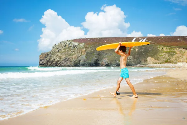 Glad Liten Pojke Med Orange Surfbräda Över Huvudet Till Havet — Stockfoto