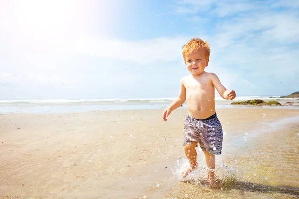 Carino Bambino Biondo Correre Veloce Spruzzare Sulla Spiaggia Sabbia Mare — Foto Stock