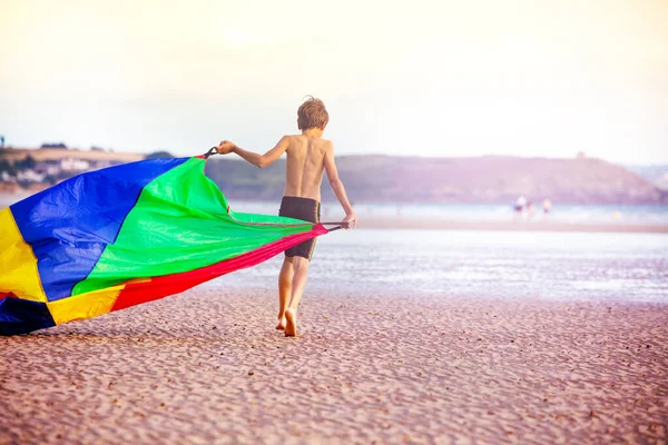 Junge Spaziert Mit Farbigem Fallschirmstoff Über Meer Und Strand Blick — Stockfoto