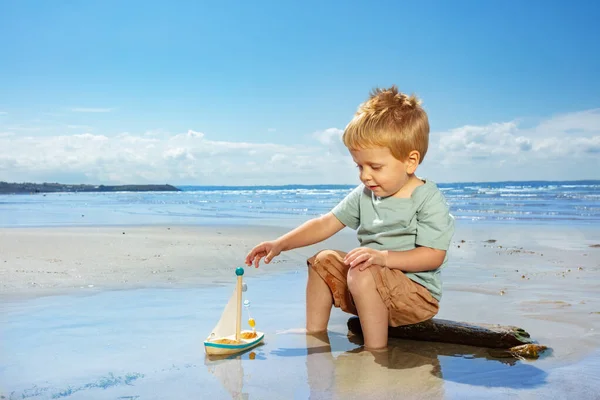 Felice Bambino Sedersi Con Una Nave Giocattolo Nella Pozzanghera Sulla — Foto Stock