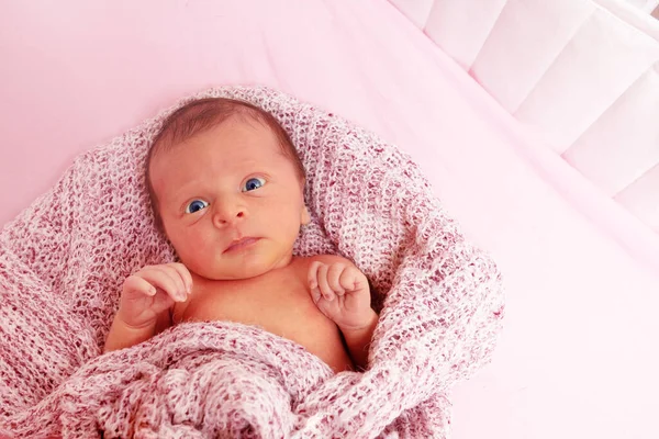 Close Newborn Baby Girl Laying Wrapped Pink Towel Hold Mothers — 图库照片